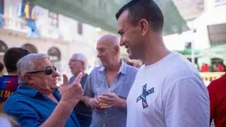 El presidente de la Diputación de Valencia se suma a la fiesta de las charangas de Tavernes de la Valldigna en su vigésima edición