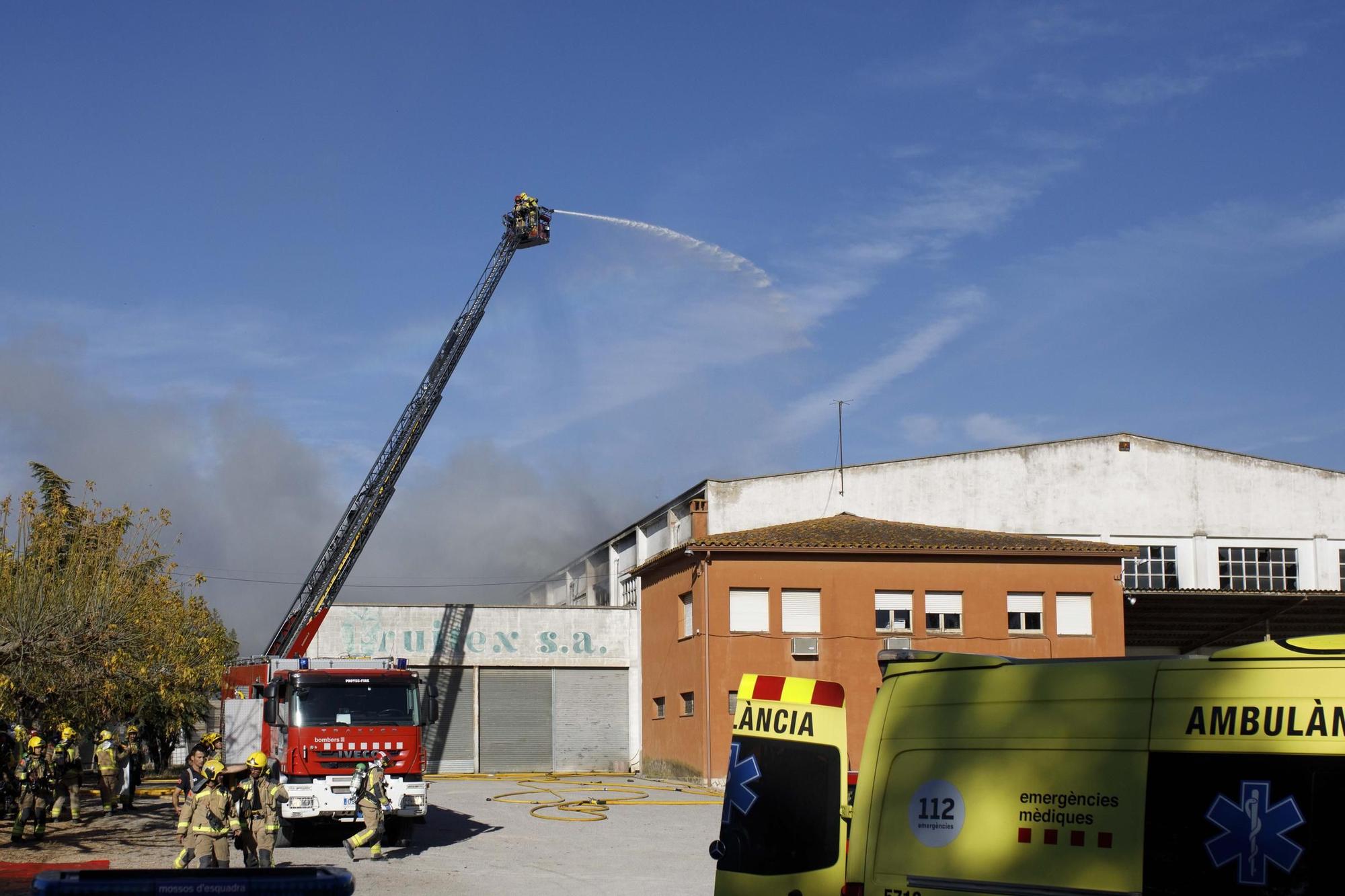 Aparatós incendi en una nau industrial a Vilobí