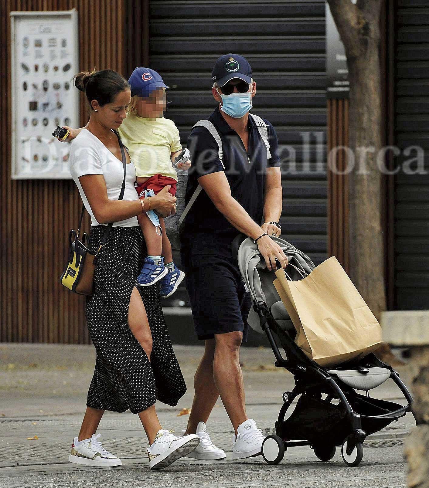 La ganadora de un Roland Garros y el exfutbolista alemán con su hijo de paseo por la isla.