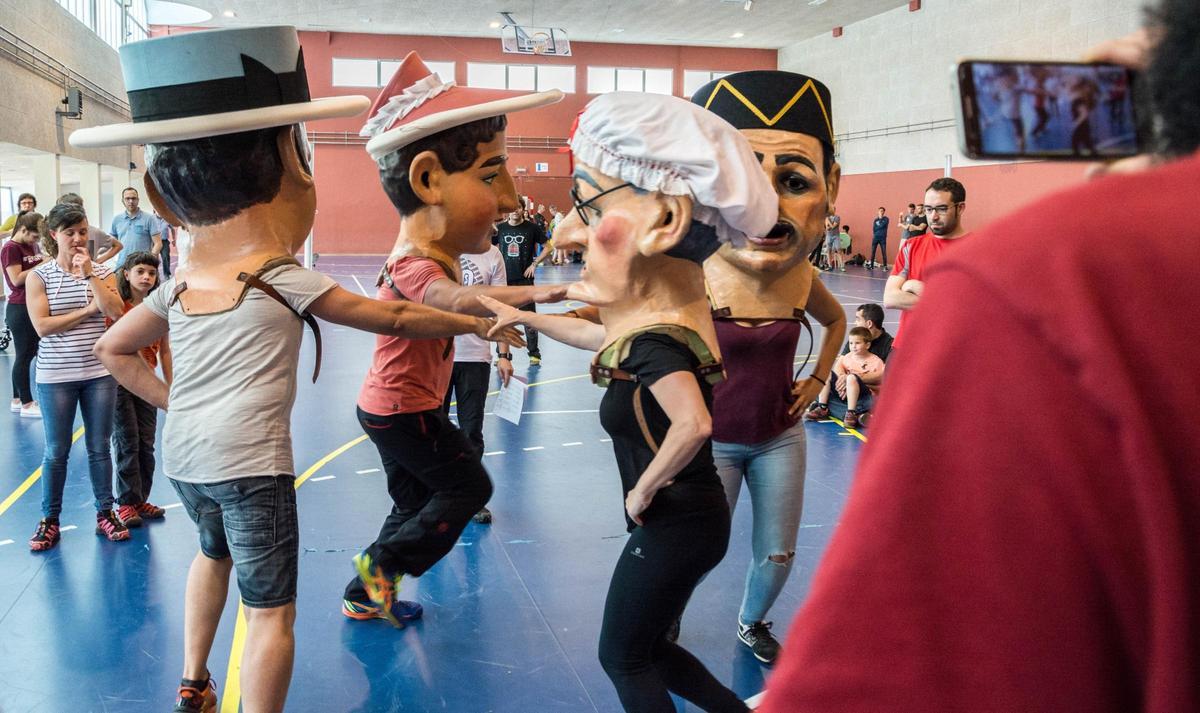 El pavelló vell de Berga en un assaig dels nans nous de la Patum