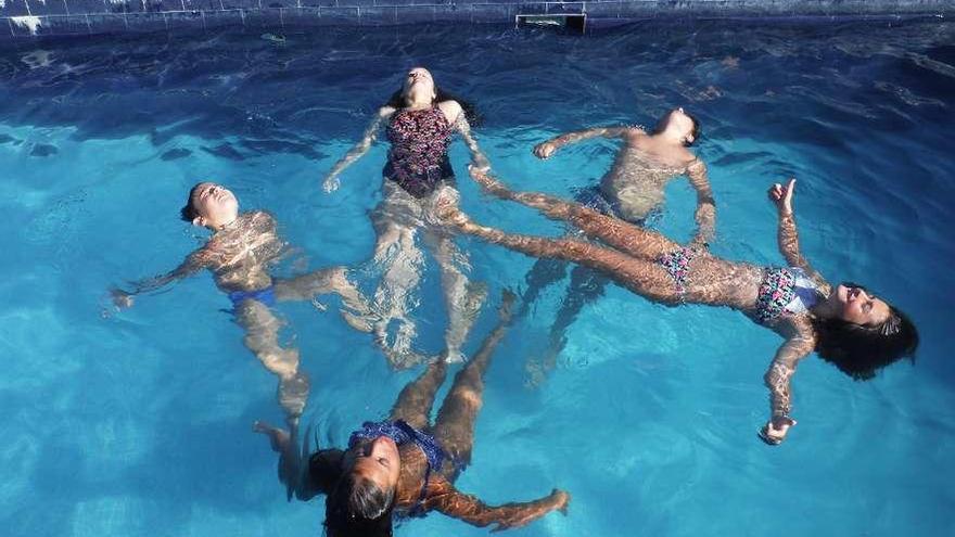 Unos niños se refrescan en una piscina en el rural de Ourense. // Iñaki Osorio