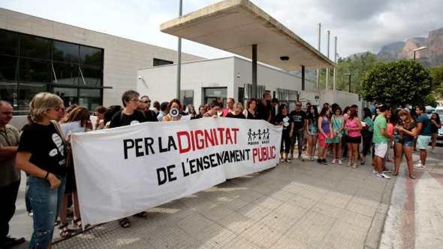 Profesores, alumnos y miembros de la Plataforma en Defensa de L&#039;Ensenyament Públic, durante la protesta que se realizó frente a los barracones del IES Pere Maria de Benidorm.