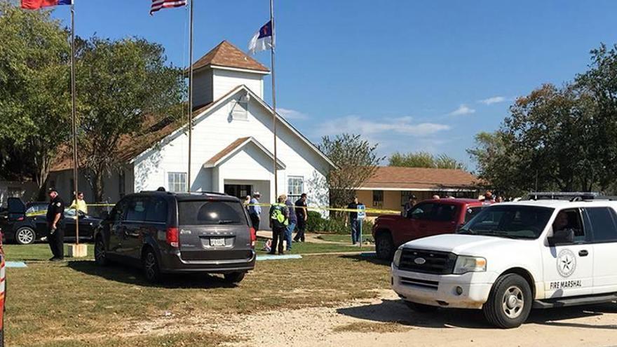 El tiroteo en una iglesia de Texas deja al menos 20 muertos