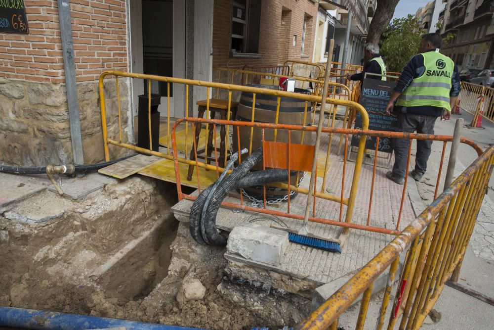 Unas obras de Sant Joan dejan al descubierto tuberías de amianto sin ningún tipo de precaución