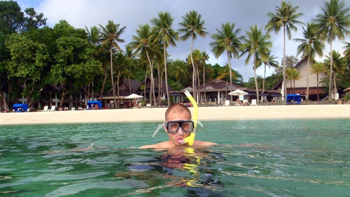 Un hombre bucea en  aguas de la República de Palau.