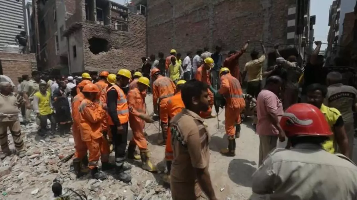 Al menos 4 personas han muerto y 8 continúan desaparecidas tras el derrumbe de un edificio en Delhi