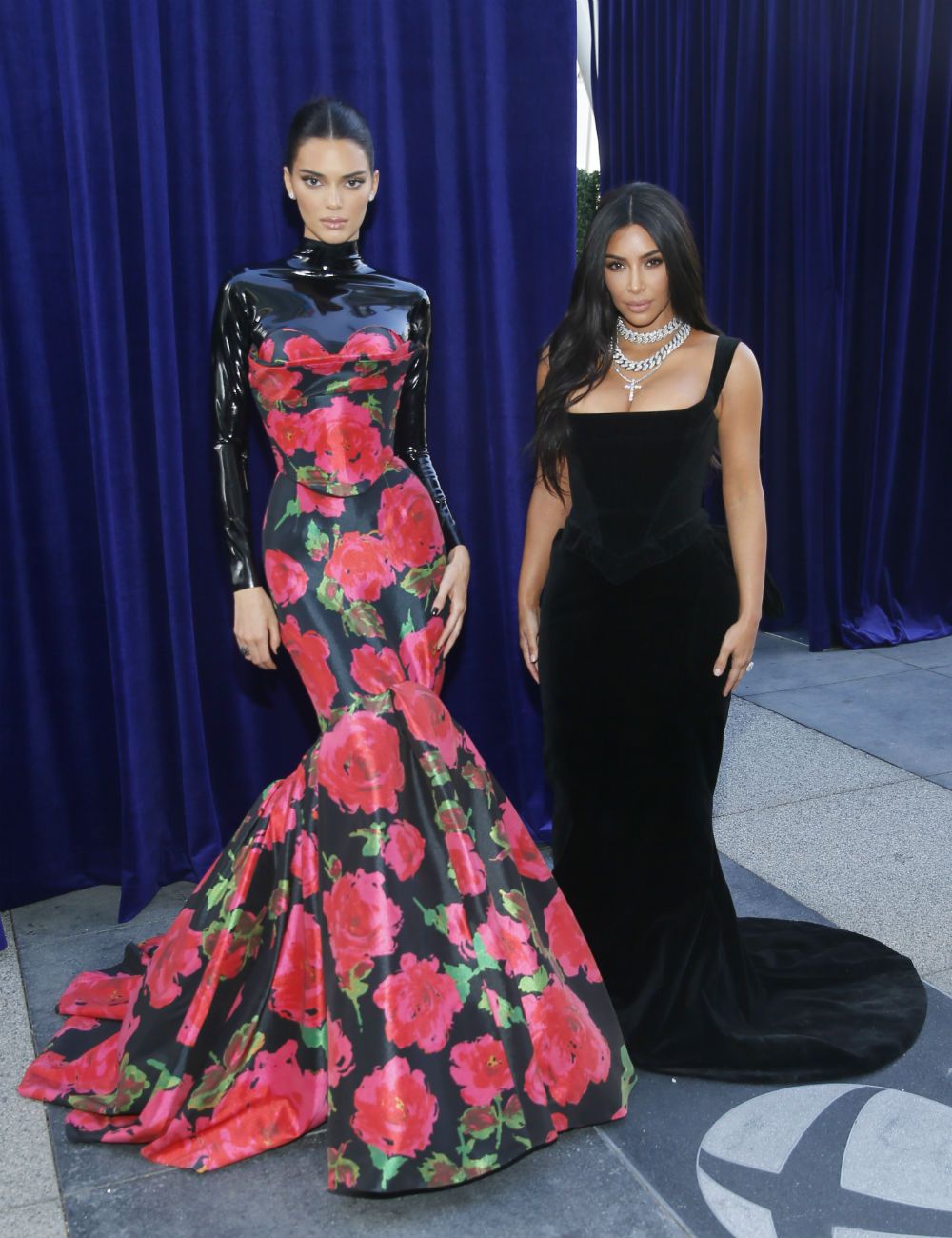Kendall Jenner y Kim Kardashian a su llegada a los Emmy 2019