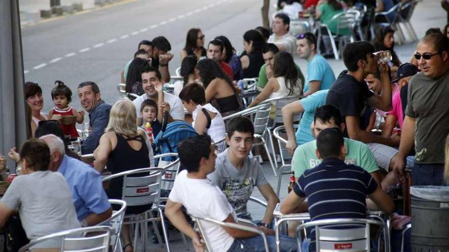 Vecinos del casco urbano de Lalín disfrutaron de las terrazas en la zona de vinos.