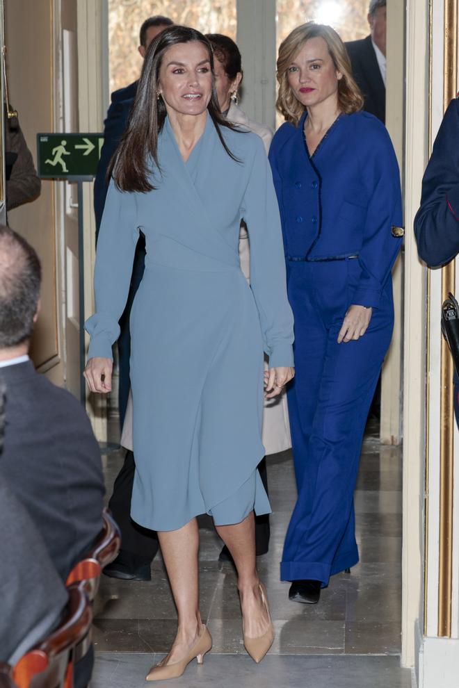 La reina Letizia con vestido de Adolfo Domínguez.