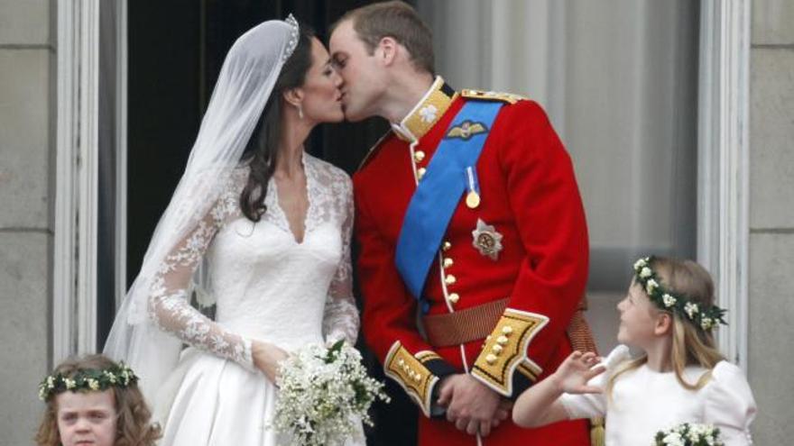 Els ducs de Cambridge es fan un petó al balcó de Buckingham Palace