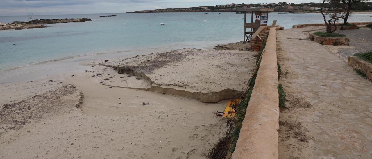 Las obras de un hotel de lujo en Formentera destrozan una playa y dejan sin luz una zona de la isla