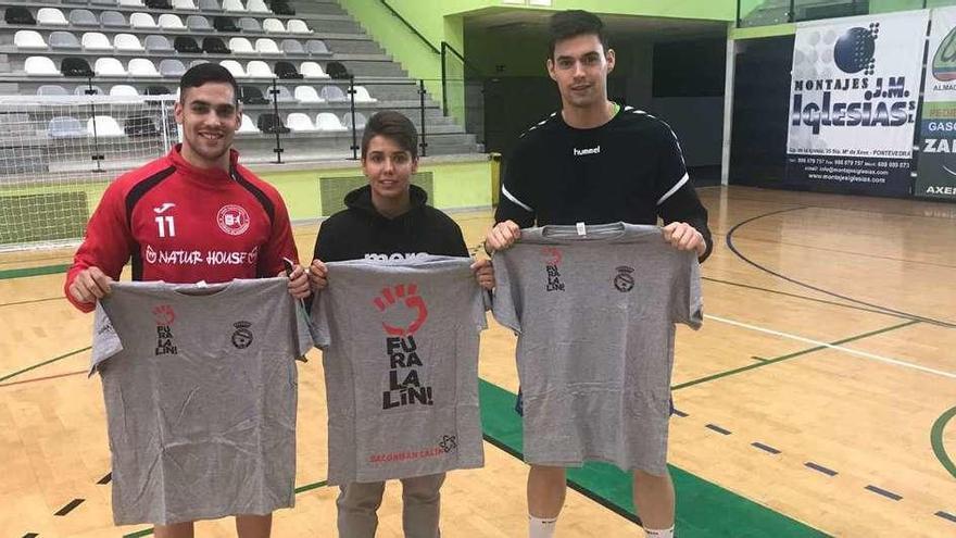 Pablo Cacheda, Cecilia Cacheda y Ángel Fernández posan, ayer, con las camisetas de su campus estival.