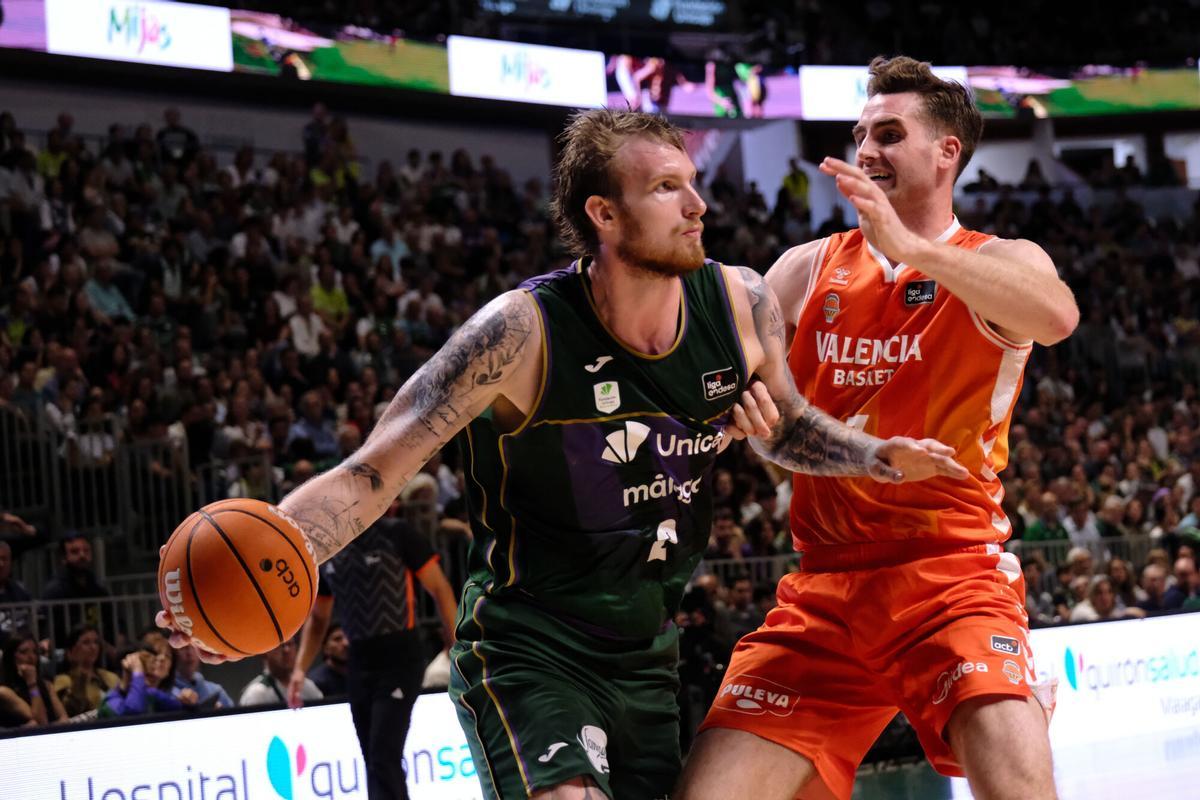 Imagen del partido entre el Unicaja Baloncesto - Valencia Basket, disputado este domingo 12 de abril en el Palacio de los Deportes José María Martín Carpena. Imagen del partido entre el Unicaja Baloncesto - Valencia Basket, disputado este domingo 12 de abril en el Palacio de los Deportes José María Martín Carpena.
