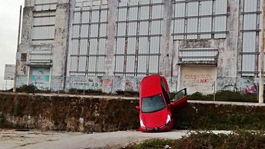 El vehículo, en una de las ocasiones que cayó al muelle.