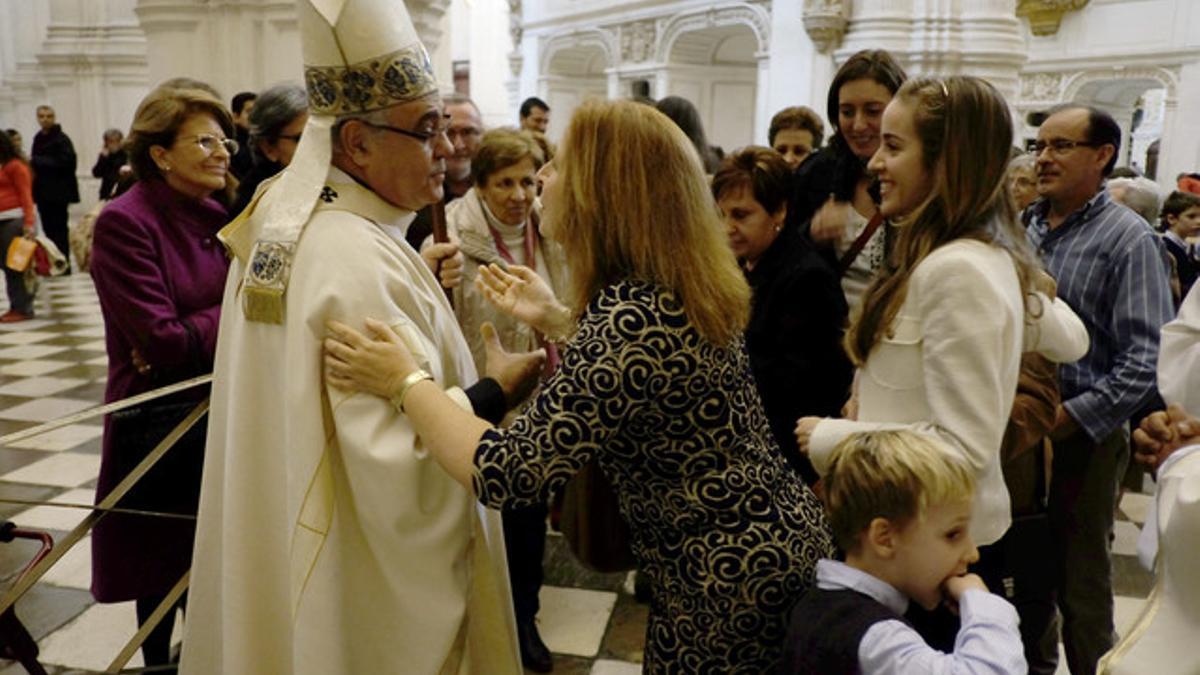 El arzobispo de Granada se postra ante el altar para pedir perdón por los 'escándalos'