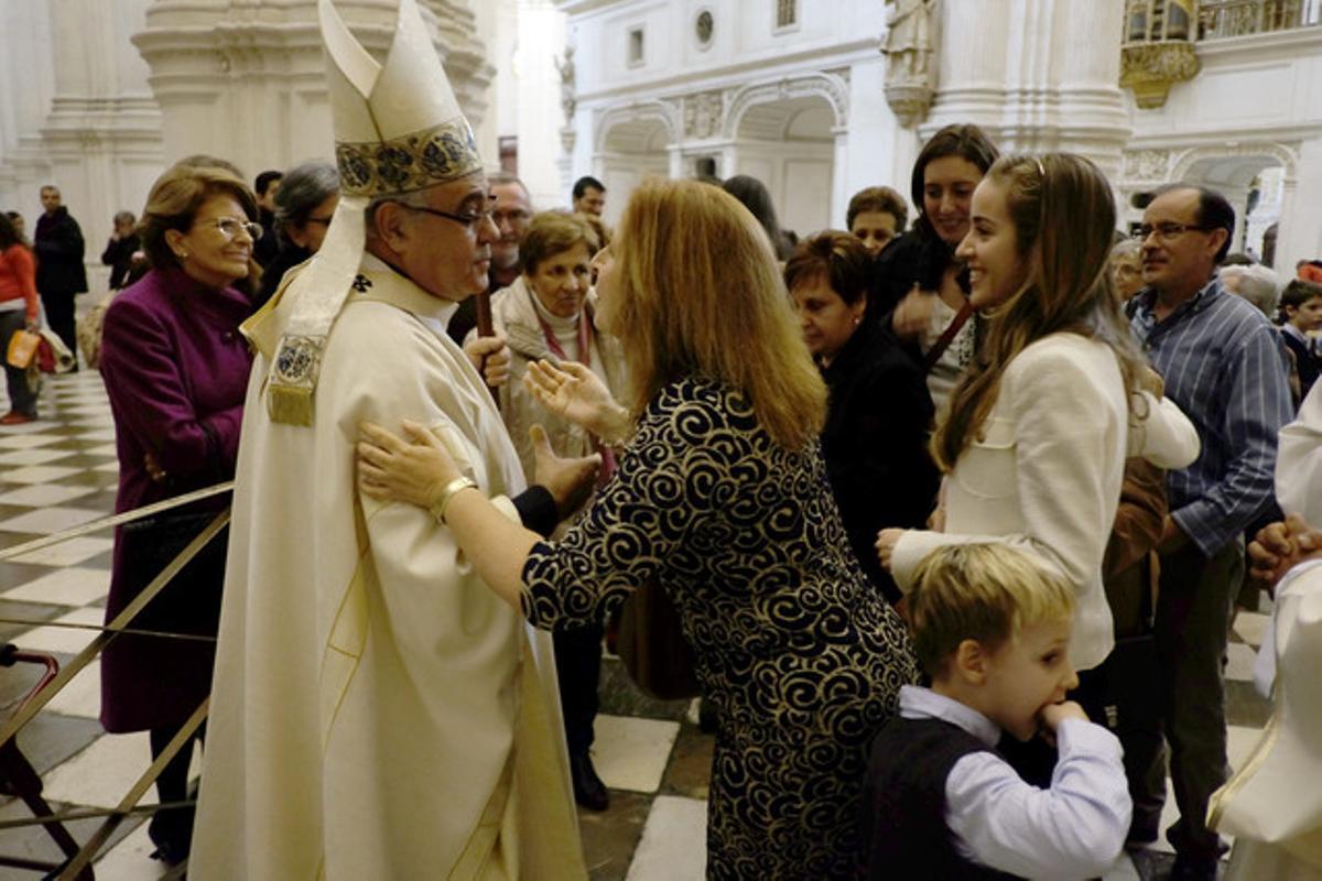 L’arquebisbe de Granada es postra davant l’altar per demanar perdó pels ’escàndols’
