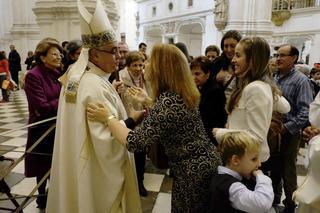 El arzobispo de Granada se postra ante el altar para pedir perdón por los 'escándalos'