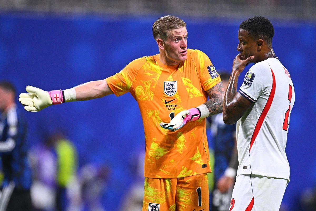Pickford habla con Konsa tras un ataque de Argentina