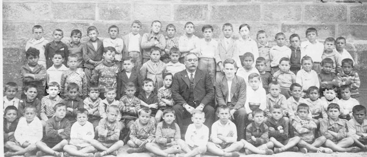 Imaxe da escola de nenos número 1 de Cangas, a do Adro, co mestre Manuel Mosquera no ano 1939.