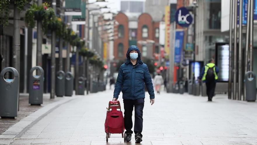 Un hombre camina por Dublín.