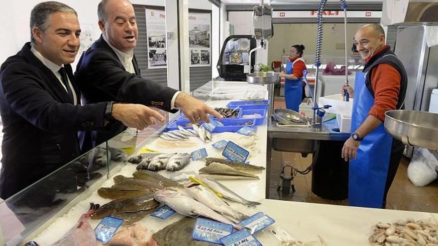 Elías Bendodo y Manuel Barón visitan una pescadería del mercado de abastos de Antequera.