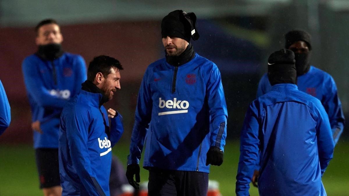 Messi y Piqué, durante el desapacible entrenamiento en sant Joan Despí previo al desplazamiento a Ibiza.