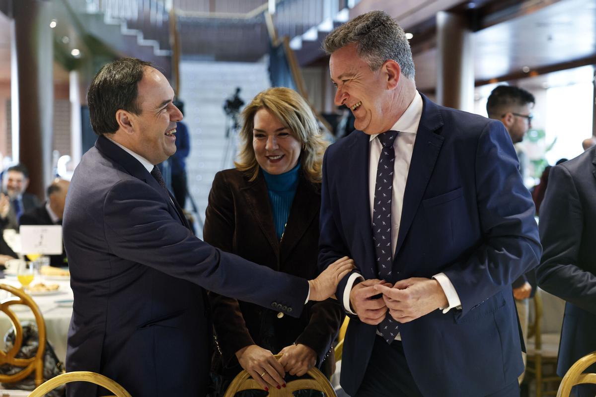 El vicepresidente tercero del Consell, Vicente Martínez Mus, bromea con Llorca y Camarero al inicio del acto de este lunes.