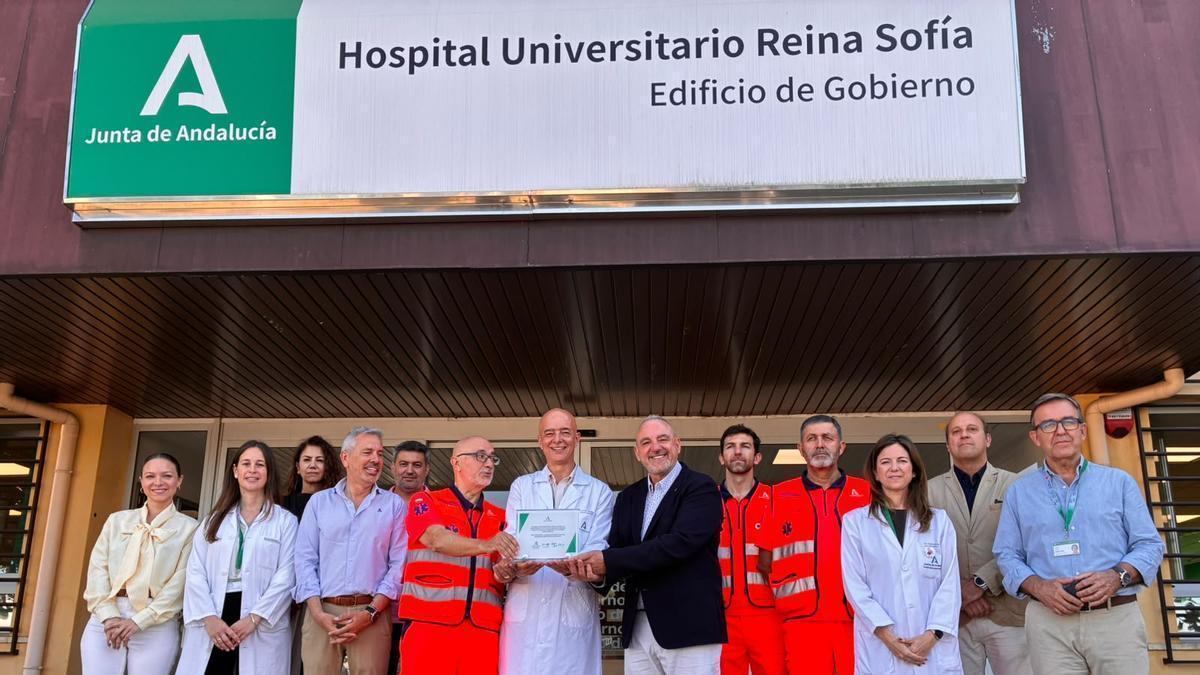 Entrega de la placa conmemorativa a Reina Sofía por parte del 061.