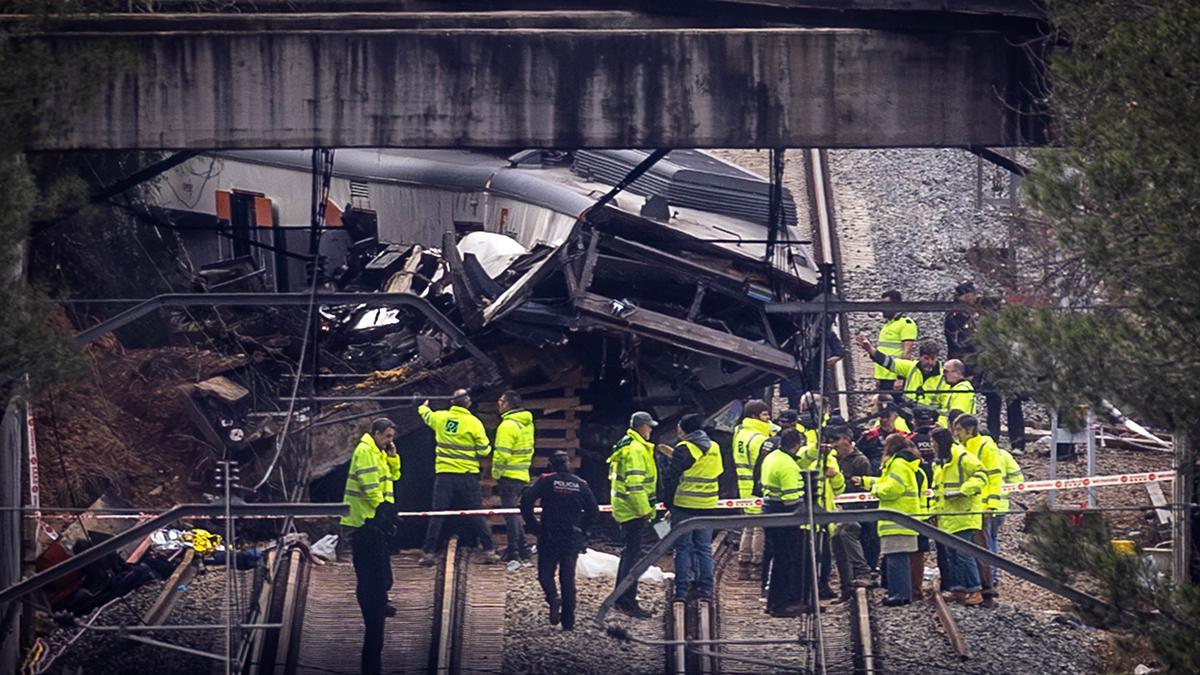 Detalle del tren que ha descarrilado en Gelida y del muro cuyo desprendimiento provocó el accidente