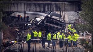 Detalle del tren que ha descarrilado en Gelida y del muro cuyo desprendimiento provocó el accidente