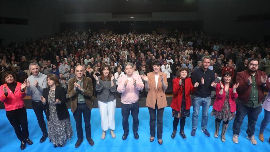 Ana Pontón, en el centro junto a Miguel Fernández Lores, Goretti Sanmartín y el resto de alcaldables en las ciudades gallegas / Xoán Álvarez