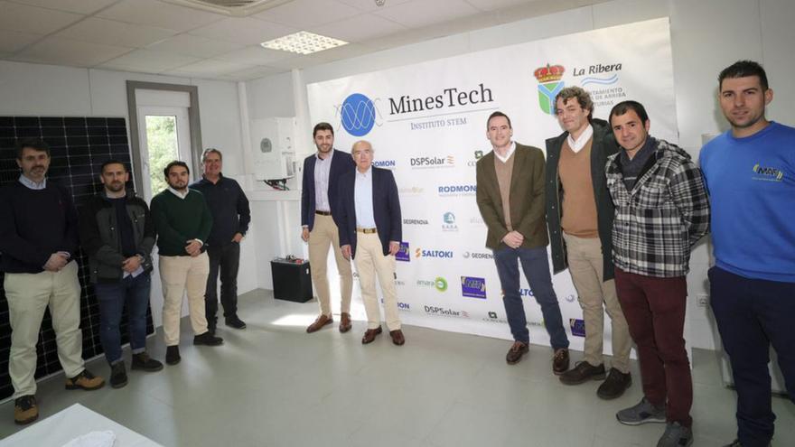 Directivos de las empresas donantes de las baterías de flujo, ayer, en el  Instituto MinesTech, en Bueño (Ribera de Arriba). | Irma Collín