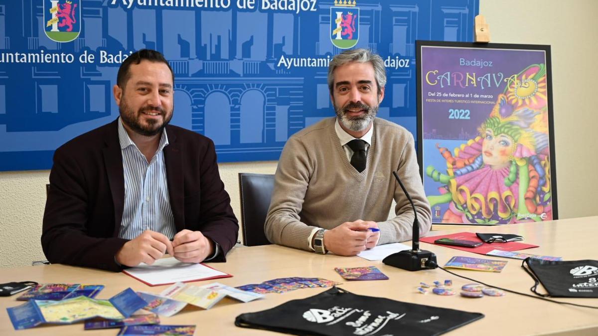 El concejal de Festejos y el coordinador de la delegación presentan el programa oficial del Carnaval de Badajoz.