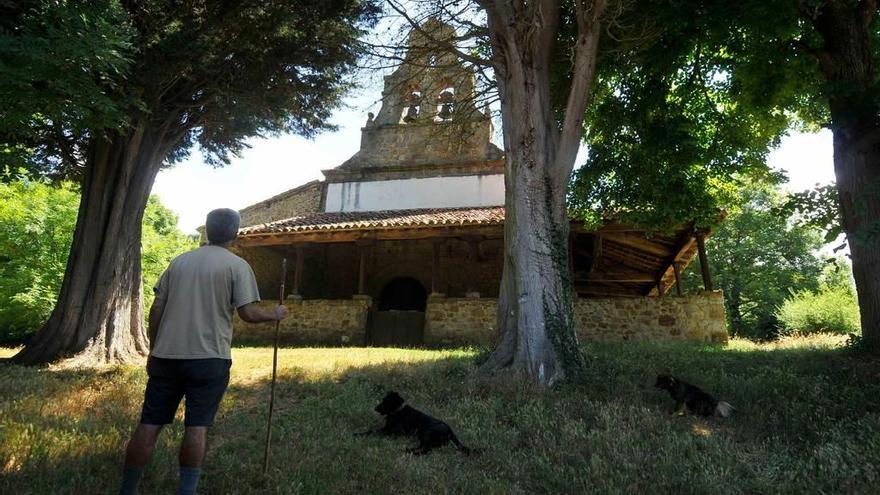 Un peregrino, ante el santuario de Bendueños.