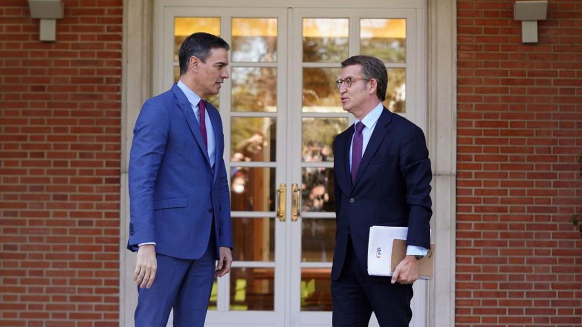 Premier Pedro Sánchez und Oppositionsführer Alberto Núñez Feijóo trafen im April für ein erstes Gespräch zusammen.   | FOTO: DAVID CASTRO