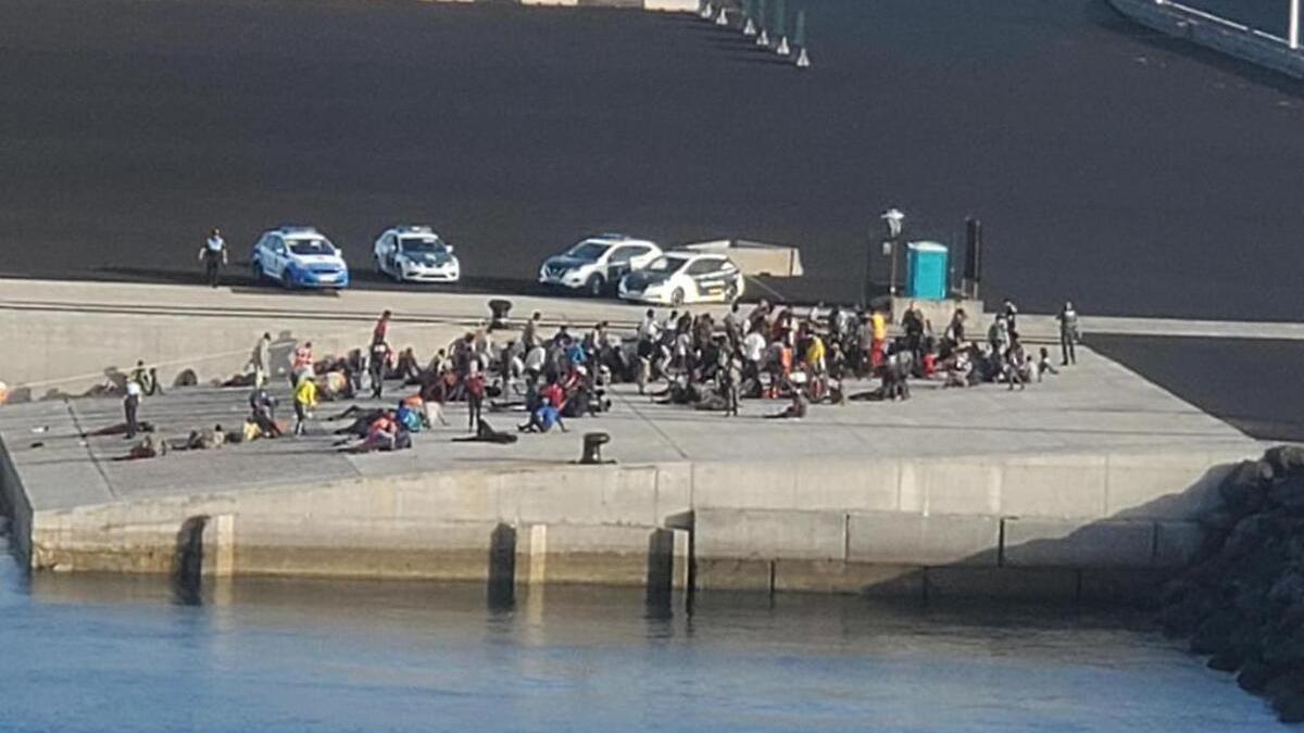 Migrantes llegados a Tenerife este domingo en un cayuco.