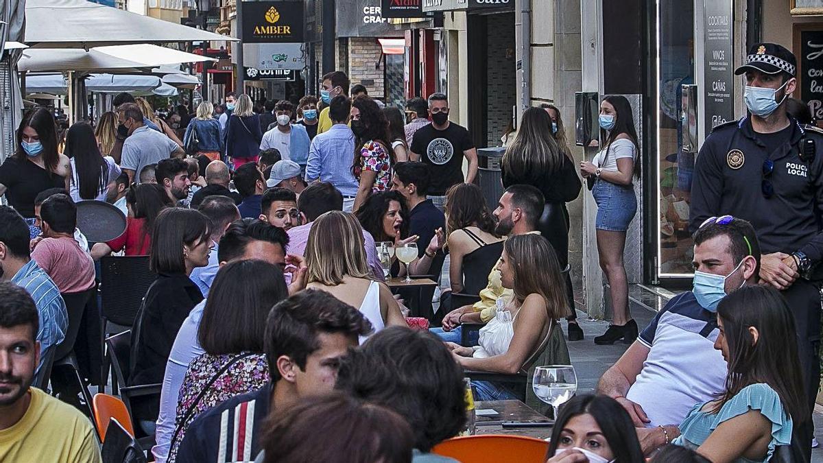 Clientes en una terraza de una zona de ocio de la ciudad de Alicante. | HÉCTOR FUENTES