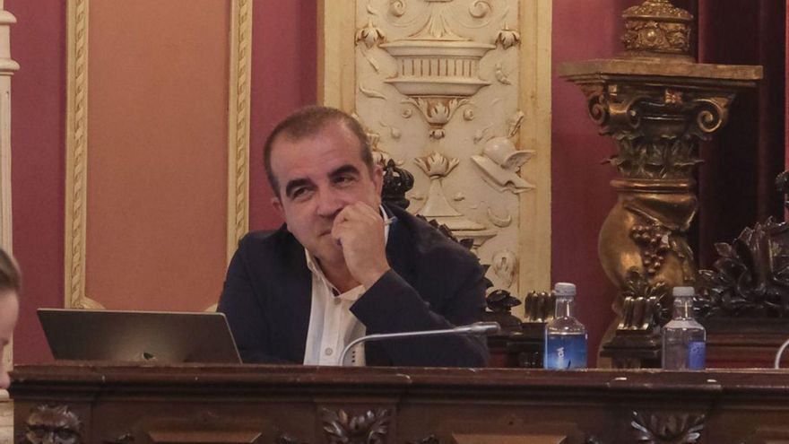 Jácome busca un nuevo «city manager» tras la marcha de Cacharro, el asesor estrella que cobraba más que Pedro Sánchez