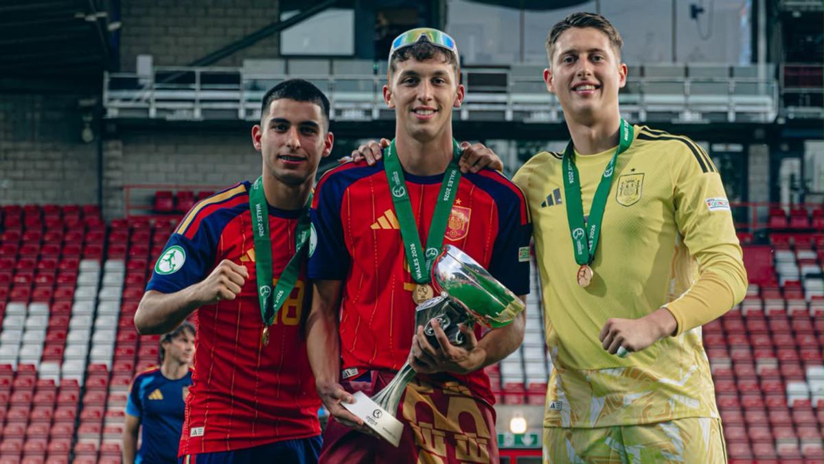 Pau Polo, a la izquierda con los otros dos jugadores del Villarreal en la cita: Hugo López y José Gaitán