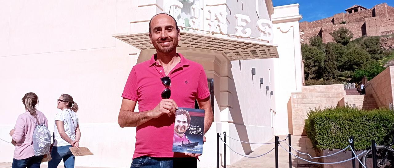 Sergio Hardasmal, con su nuevo libro sobre James Horner, hace unos días delante del cine Albéniz.