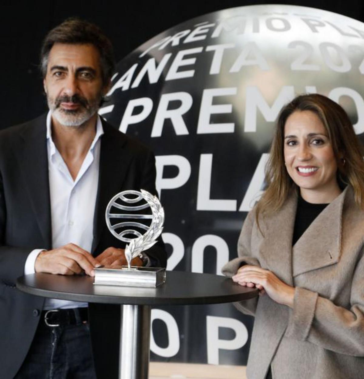 Juan del Val y Ángela Banzas, ganador y finalista del Premio Planeta 2025.