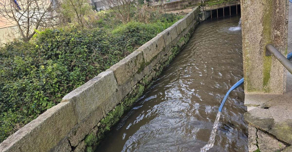 Un hombre con ropa de buzo entrando en el garaje de Noria 4. | FDV
