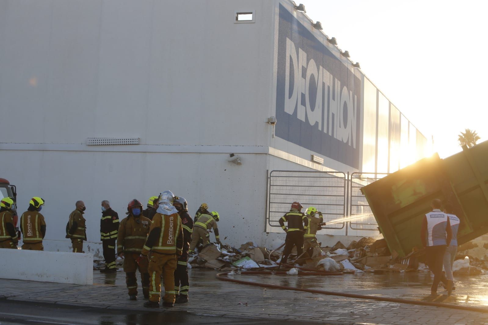 Los bomberos sofocan un incendio en Decathlon Alicante