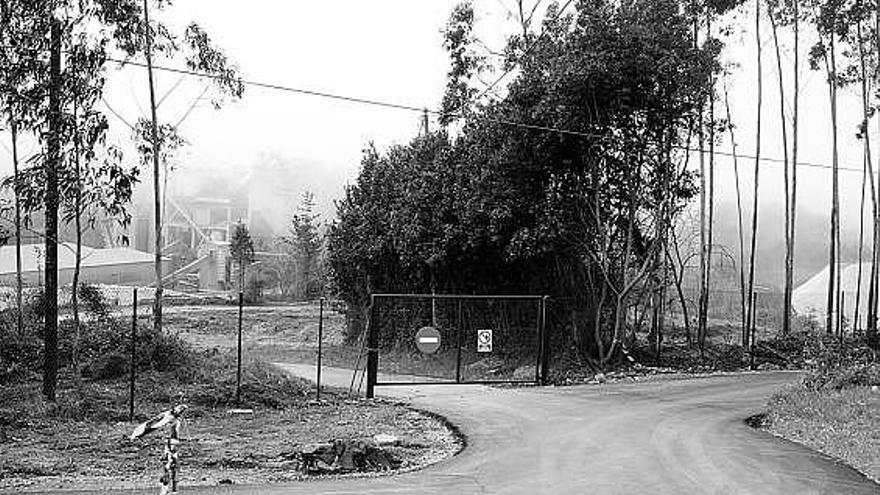 Lugar donde se produce el corte del vial y comienza el nuevo, con la fábrica de Tudela Veguín al fondo.