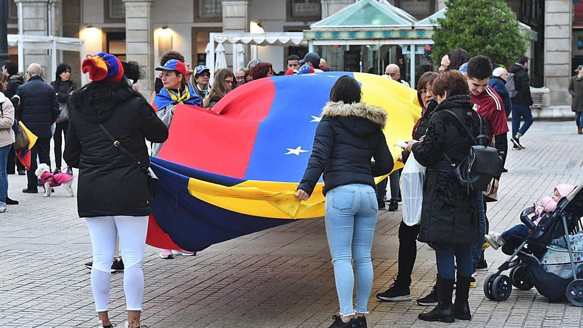 Concentración de venezolanos en la plaza de María Pita.   | // VÍCTOR ECHAVE