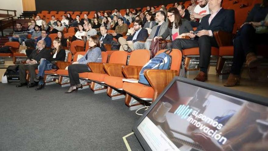 Estudiantes y empresarios, ayer, en el Paraninfo de la Facultad de Comercio, Turismo y Ciencias Sociales, durante la presentación de retos.