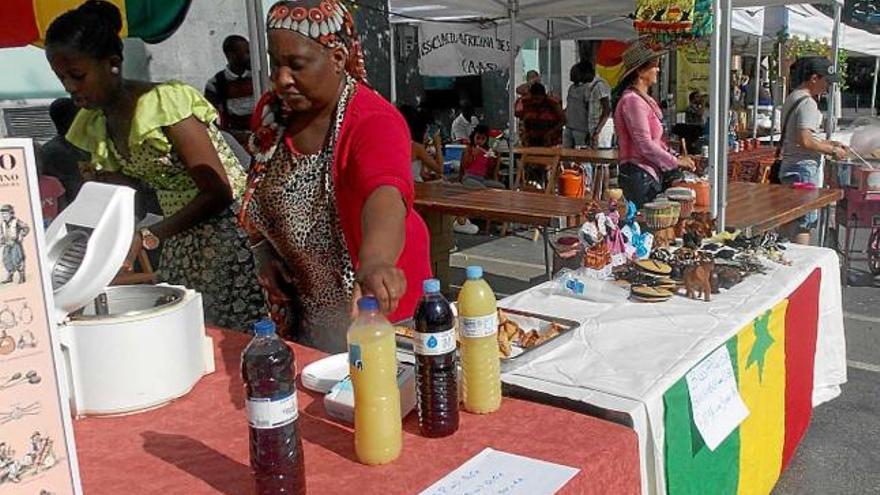 Estands de la mostra, ahir a la tarda, a la plaça Sant Domènec