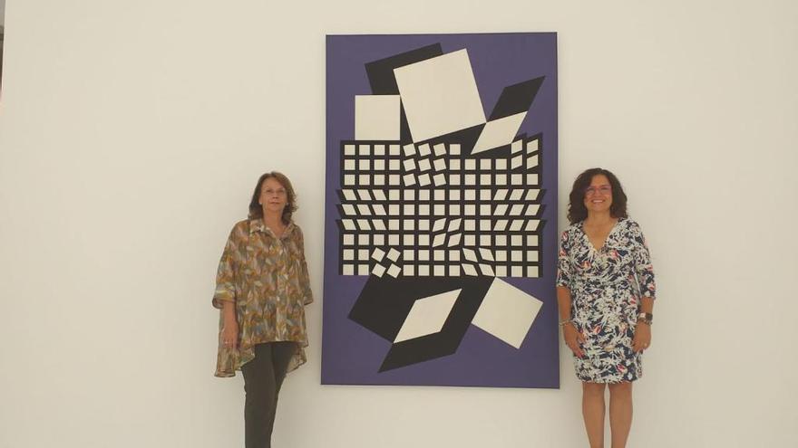 La directora del Mubag, Joserre Pérezgil, y la concejal María Dolores Padilla, con la obra de Vasarely.