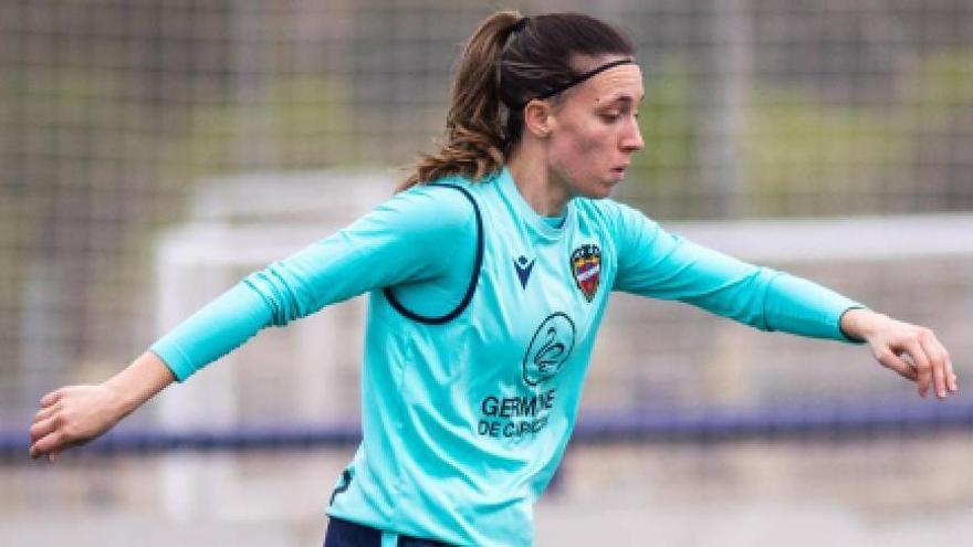 La murciana Eva Navarro durante un entrenamiento con el Levante.