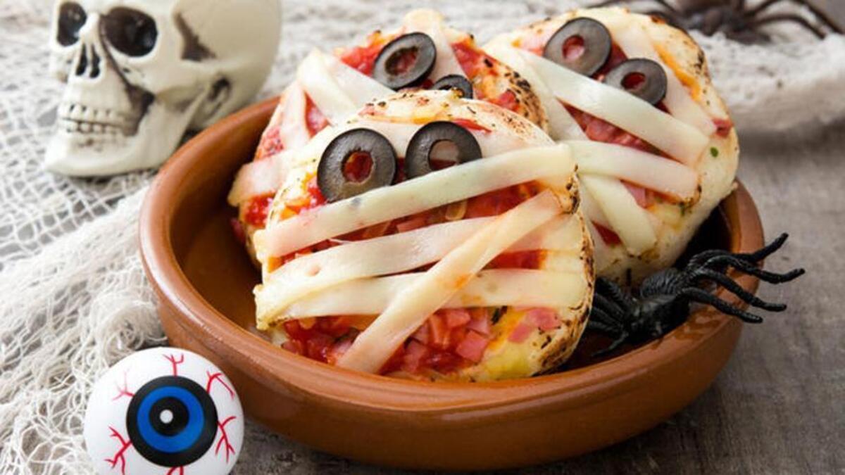 Las pizzas en forma de momia son una receta ideal para la noche de Halloween